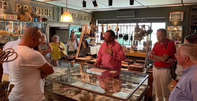 photo  la tournée estivale de l’office de tourisme a emmené les participants au musée de boutiques anciennes et cabinet de curiosités chez grégoire courtin, à la chartre-sur-le-loir.  &copy;  ouest-france 