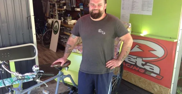 photo  romain galpin, réparateur et loueur de cycles sur la voie verte, a été charge de procurer des vélos aux élus pour l’inauguration  &copy;  le maine libre 