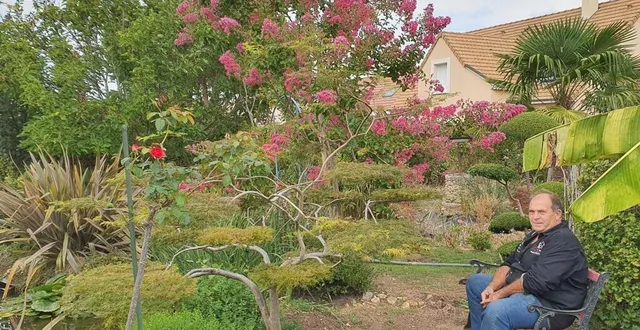 photo  le lilas des indes (rose) et les plateaux de l’érable du japon (à gauche) font l’admiration d’alain vaugarny.  &copy;  ouest-france 