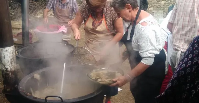 photo  la traditionnelle saucisse aux choux permet de passer un moment convivial à l’ombre des buis pluri centenaire de l’église de villedieu.  &copy;  archives le maine libre 