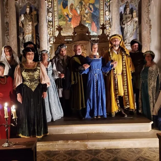 photo les seigneurs de carrouges ont entouré les mariés pour le traditionnel portrait de famille.  ©  ouest-france