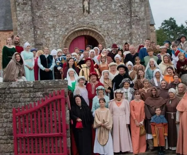 photo les figurants ont joué le jeu de la photo de famille devant l’église.  ©  ouest-france