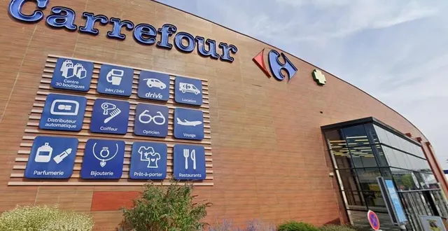 photo  la direction du carrefour saint-serge, qui n’était pas joignable ce mardi 23 août, envisage une ouverture dominicale. au grand dam des syndicats.  &copy;  archives ouest-france 