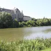 photo l’un des principaux lieux de la visite est l’abbaye de solesmes. visible, ici, depuis la rive de la sarthe (image d’illustration).