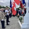 photo au cimetière, maël, 8 ans, et le maire, philippe bigot, ont fleuri la tombe du jeune pilote canadien, abattu ici à l’âge de 21 ans.