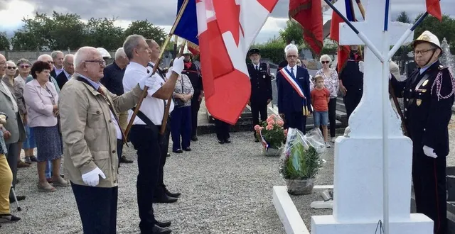 photo  au cimetière, maël, 8 ans, et le maire, philippe bigot, ont fleuri la tombe du jeune pilote canadien, abattu ici à l’âge de 21 ans.  &copy;  ouest-france 