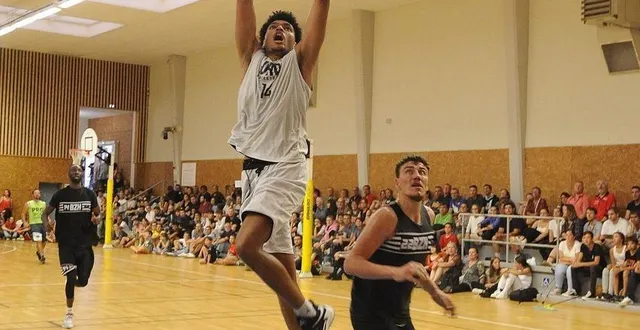 photo  la recrue rennaise guillaume eyango, au dunk, a terminé meilleur marqueur du match avec 14 points.  &copy;  julien kammerer 