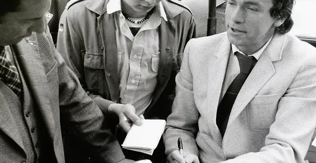 photo  jean rondeau en pleine dédicace lors de son triomphe.  &copy;  archives ouest-france 