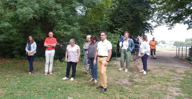 photo  du camping sur l’île au bord du loir, il n’y a que quelques pas à faire.  &copy;  le maine libre 