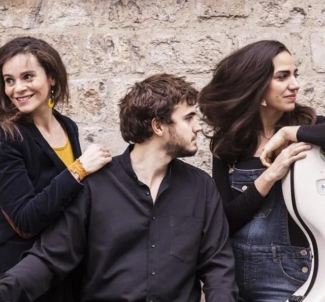 photo noëmi waysfeld, juliette salmona et louis rodde donneront un concert, gratuit, sur la place dom-guéranger.  ©  antoine cirou