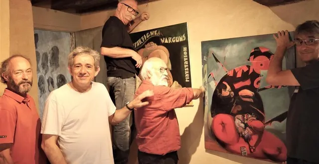 photo  l’artiste olivier de rivaz, au centre, entouré des bénévoles des amis de saint-céneri, a accroché une trentaine de toiles aux murs de l’auberge des sœurs moisy.  &copy;  ouest-france 