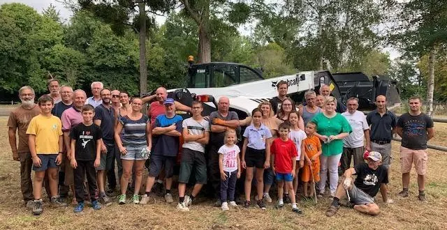 photo  mardi, ils étaient une trentaine de bénévoles à s’activer pour installer le matériel nécessaire au bon déroulement du comice agricole.  &copy;  le maine libre 