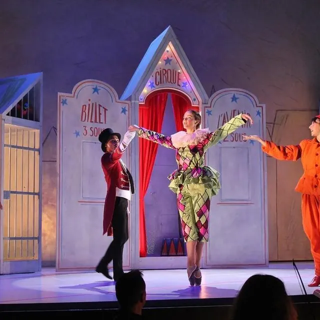 photo des numéros de danse, assurés par la compagnie sabolienne l'éventail, ponctuent la pièce.  ©  ouest-france