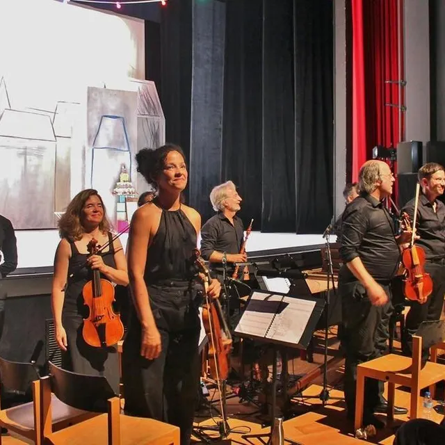 photo les musiciens de l'ensemble du concert spirituel ont joué au pied de la scène, tout près du public.  ©  ouest-france