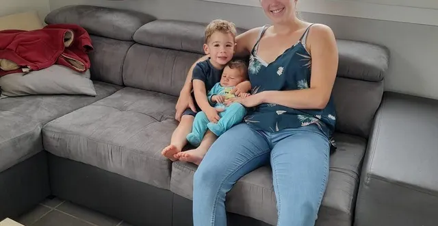 photo  anaïs lelièvre a mis au monde lou sur son canapé, dans son salon. paul, le grand frère de 2 ans et demi, était chez sa nounou à ce moment-là.  &copy;  ouest-france 