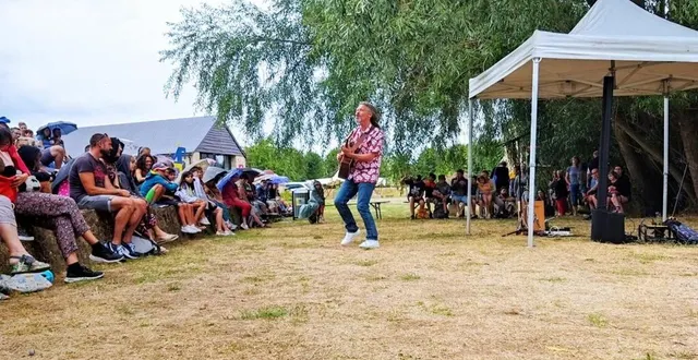photo  malgré la pluie, la musique a réchauffé les cœurs et les chœurs de moulinsart.  &copy;  ouest-france 