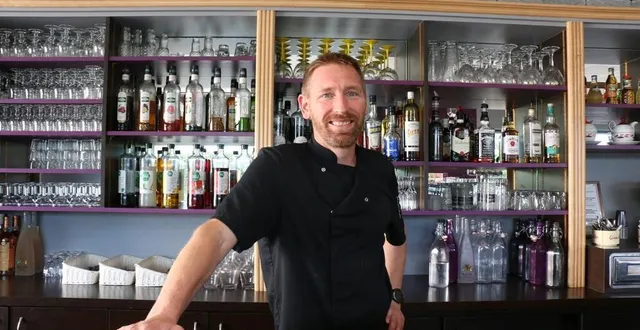 photo  la belle époque, le restaurant géré par yohann brault, a ouvert en juin 2020. malgré les contraintes liées au covid-19, l’établissement a vite été adopté par les habitants de villaines-sous-malicorne et les ouvriers qui viennent y déjeuner.  &copy;  ouest-france 