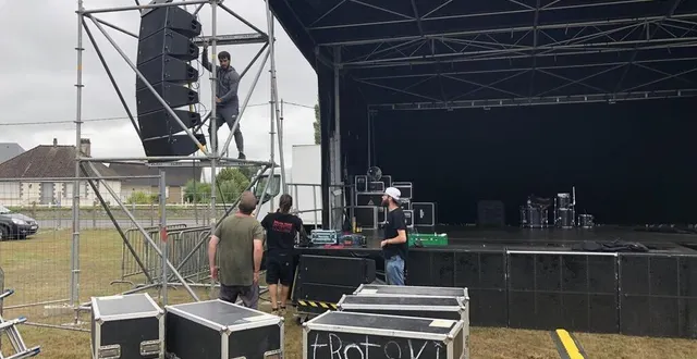 photo  ce jeudi 25 août 2022, les bénévoles du rafiot keetang terminent d’installer le site du festival la revoyure sur le stade gaston-meillon, à la ferté-macé (orne).  &copy;  ouest-france 