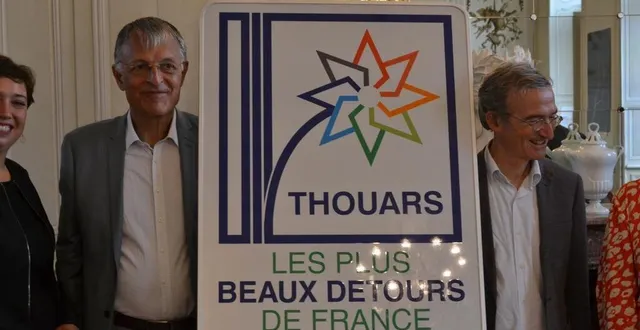 photo  jeudi 25 août, thouars. bernard paineau (à gauche) et hervé mariton, président de l’association, ont décerné un troisième label à la ville. le panneau devrait être installé au pont des chouans.  &copy;  co – valentin baudin 