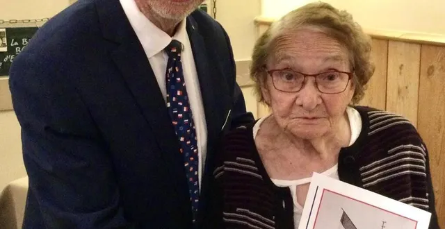 photo  le maire, philippe bigot, a offert une image-souvenir de la libération à odette deroin, doyenne de l’amicale des anciens combattants  &copy;  ouest-france 