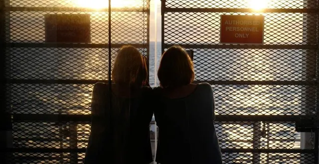 photo  une femme prend une photo sur le pont arrière du bateau faisant la navette entre saint-hélier, capitale de jersey, et saint-malo.  &copy;  ouest-france 