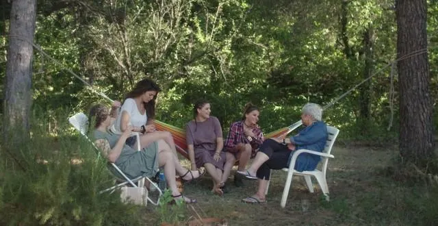 photo  le documentaire « mauvaises filles » d’émérance dubas filme des anciennes pensionnaires du bon pasteur. ici, michèle (en bleu à droite) raconte à ses petites-filles et sa fille les maltraitances subies.  &copy;  arizona distribution 