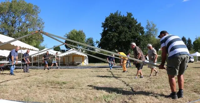 photo  une trentaine de bénévoles sont mobilisés, chaque jour, sur le terrain du comice agricole de luché-pringé pour la mise en place : podium, barnums, stands, buvette…  &copy;  ouest-france 