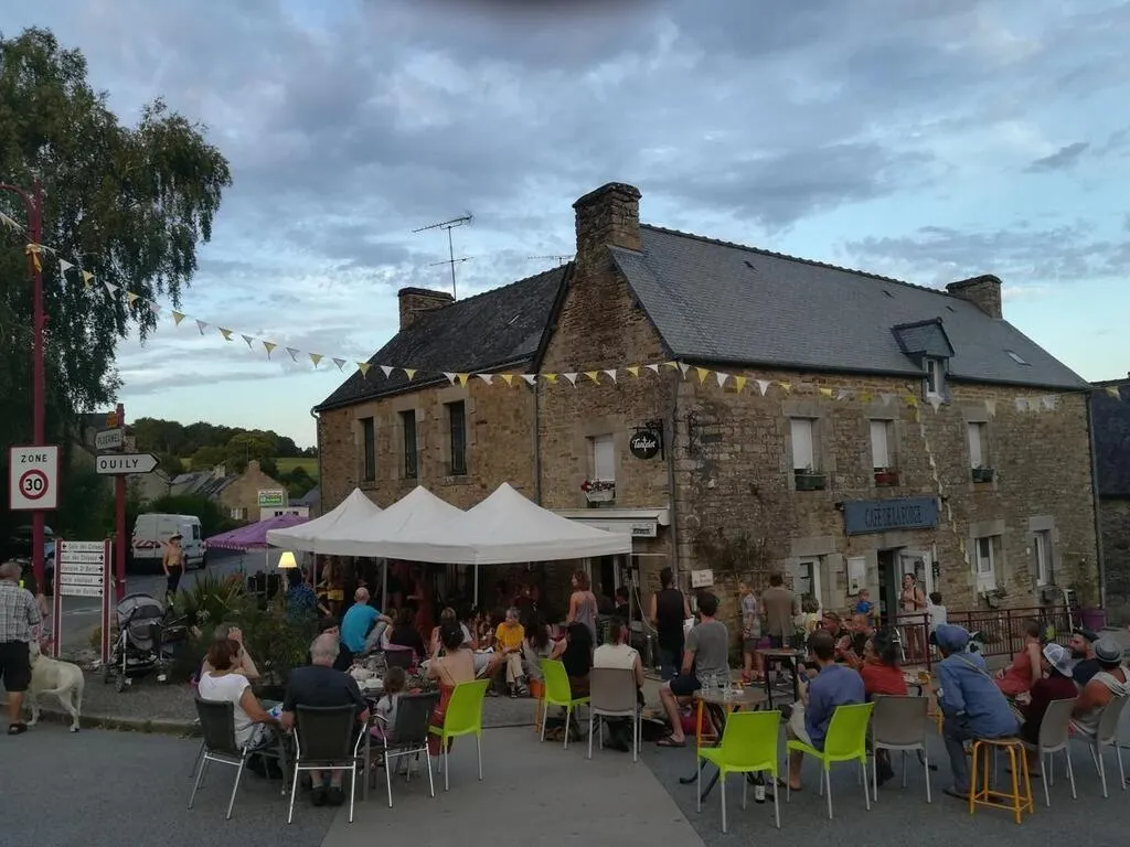 Bretagne. Le Café de la Forge, le bar associatif, social et culturel ...
