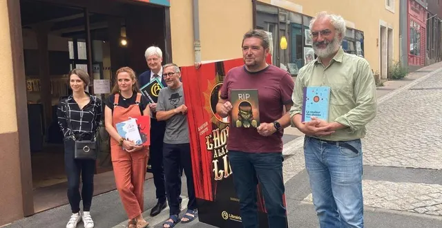 photo  samuel chauveau (quatrième depuis la gauche) de la librairie bulle, en présence de nombreux éditeurs et de dominique le mèner, président du conseil départemental.  &copy;  ouest-france 