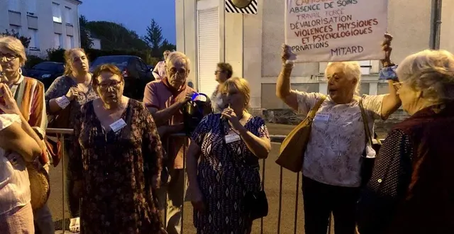 photo  des membres de l’association des filles du bon pasteur se sont mobilisées à la sortie de l’abbaye saint-nicolas, à angers (maine-et-loire), qui fêtait son millénaire, vendredi 26 août 2022. parmi elles, éveline et marie-christine, qui ont témoigné dans le documentaire « mauvaises filles » d’émérance dubas.  &copy;  ouest-france 