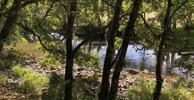 photo  la sarthe délimite les deux départements de la sarthe et de la mayenne dans la région naturelle des alpes mancelles, à cheval sur trois départements (avec l’orne) et de deux régions normandie et des pays de la loire.  &copy;  yanne boloh 