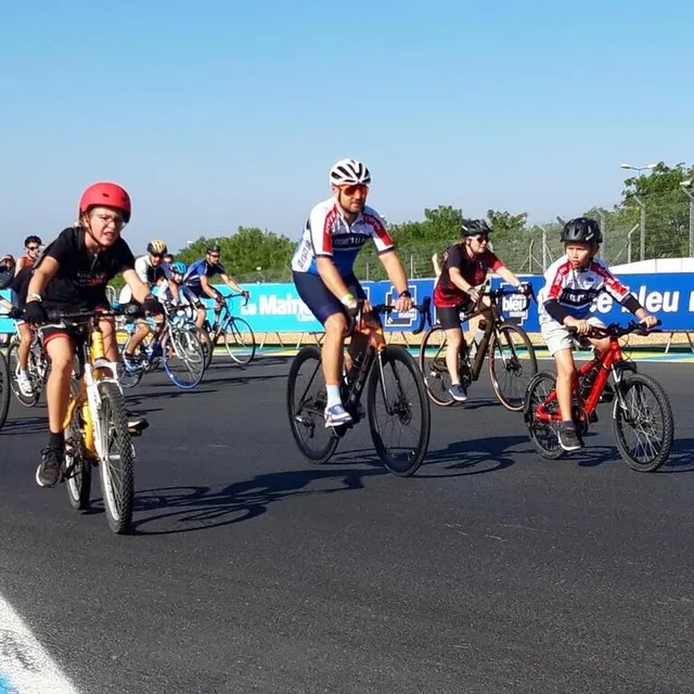 photo la pente vers la passerelle dunlop met en difficulté tous les cyclistes, petits et grands.  ©  le maine libre