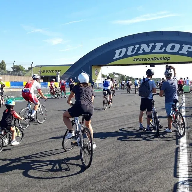 photo une fois arrivé au sommet, c’est le temps des photos devant la passerelle.  ©  le maine libre