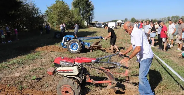 photo  trois hommes se sont affrontés au concours de labour avec motoculteur, samedi 27 août, lors du comice agricole à luché-pringé.  &copy;  ouest-france 