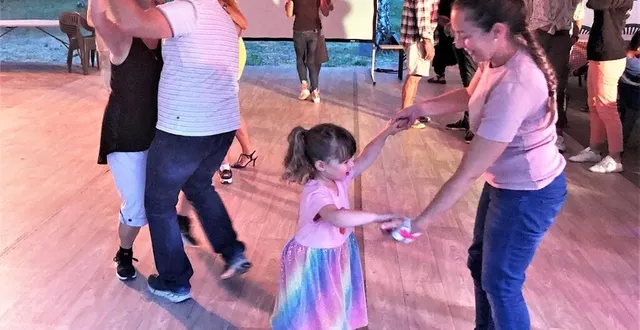 photo  toutes les générations s’amusent sur la piste.  &copy;  le maine libre 