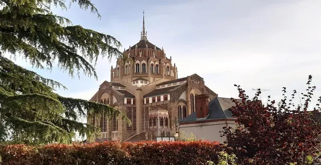 photo  reconnaissable de très loin grâce à sa silhouette romano-byzantine qui donne à sa nef un aspect carré, l’église du sacré-cœur, à cholet.  &copy;  rosalie lesur 
