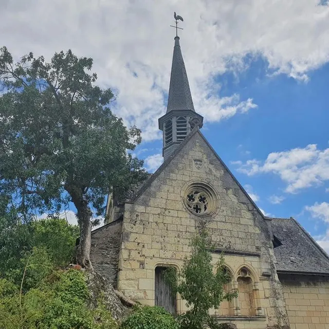 photo au cœur de l’île de béhuard, l’église notre-dame de béhuard.  ©  dr