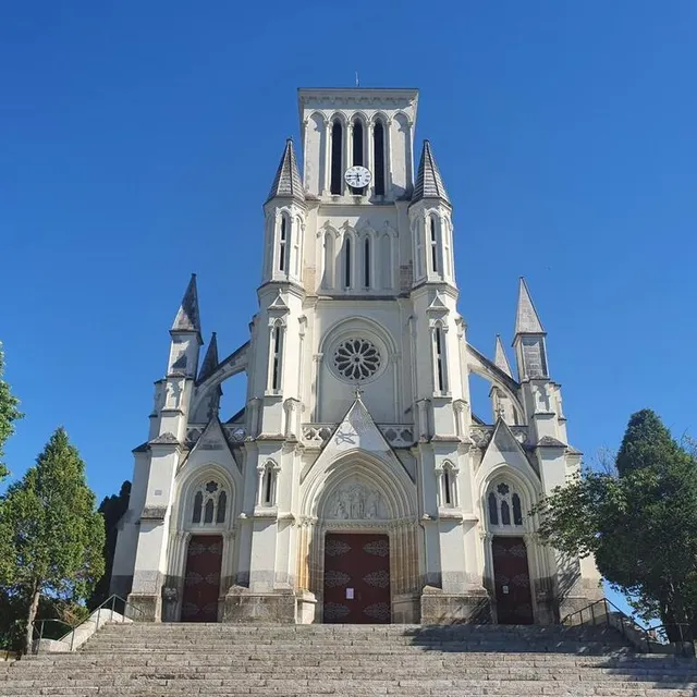 photo à longué-jumelles, l’église notre-dame de la légion d’honneur impressionne par ses dimensions.  ©  dr