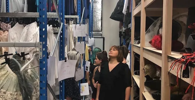 photo  le groupe a pu découvrir les costumes baroques dans les locaux de la compagnie l’éventail, à sablé-sur-sarthe.  &copy;  festival de sablé 