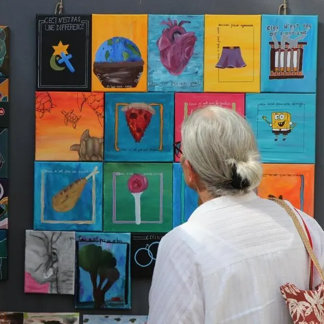 photo les élèves des ateliers du centre d’art d’alençon ont notamment réalisé des peintures inspirées de l’œuvre « ceci n’est pas une pipe », de rené magritte.  ©  ouest-france