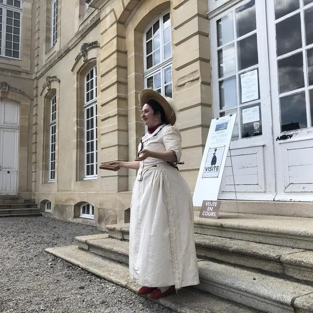 photo pendant une heure, jessica joseph joue son rôle de maîtresse des lieux.  ©  ouest-france