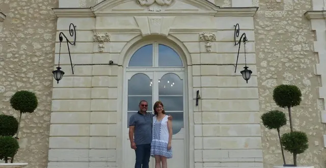photo  fady fadel et cynthia heide-fadel devant l’entrée principale du château. l’année 1791, gravée sur la façade, est celle de la rénovation après la révolution de 1789.  &copy;  ouest-france 