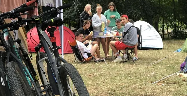 photo  vaas, vendredi 19 août 2022. au camping du port-liberge, des jeunes du coin ont établi leur camp de base pour passer quelques jours au vert et en autonomie, les vélos ne sont jamais bien loin.  &copy;  le maine libre 