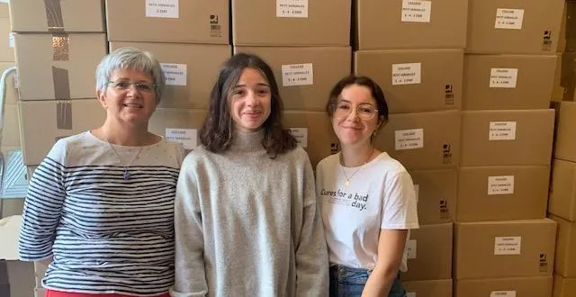 photo  nadine enguehard, avec deux de ses employées saisonnières.  &copy;  le maine libre 