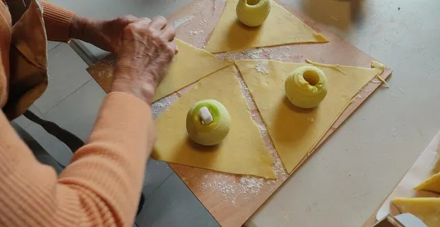 photo  les amis du moulin et du four de fillé préfèrent réaliser une pâte triangulaire pour les bourdons aux pommes.  &copy;  am2f 