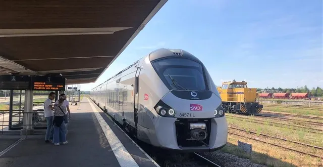 photo  les trains effectuent un arrêt à la gare d’argentan (orne).  &copy;  ouest-france 