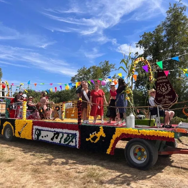 photo quinze chars fleuris ont défilé à luché-pringé, dimanche 28 août, lors du comice agricole. ici, le char de l’harmonie municipale.  ©  ouest-france