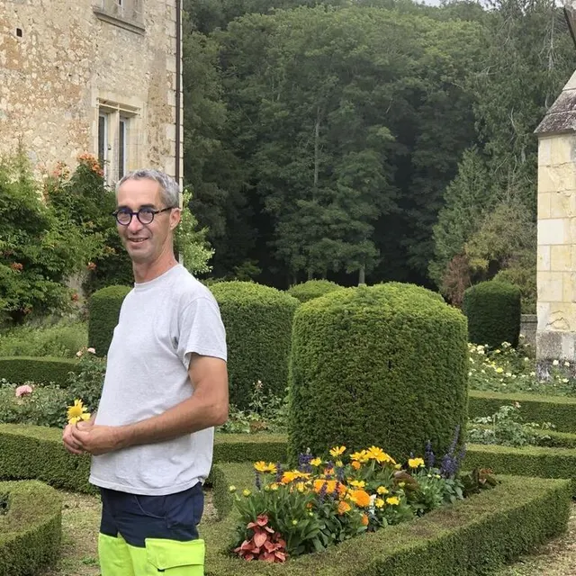 photo à bessé-sur-braye (sarthe), jérôme deshais est jardinier du domaine de courtanvaux depuis 34 ans.  ©  archives ouest-france