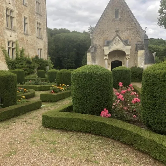 photo au jardin de la cour d’honneur du château de courtanvaux à bessé-sur-braye (sarthe) : des roses d’inde, des sauges, des dahlias…  ©  archives ouest-france