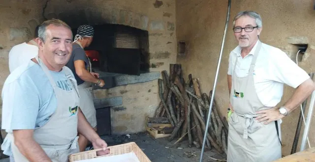 photo  ils sont tout sourire : plus de 200 personnes sont venues se régaler auprès du four de fillé dont prennent soin les bénévoles de l’association am2f.  &copy;  ouest-france 
